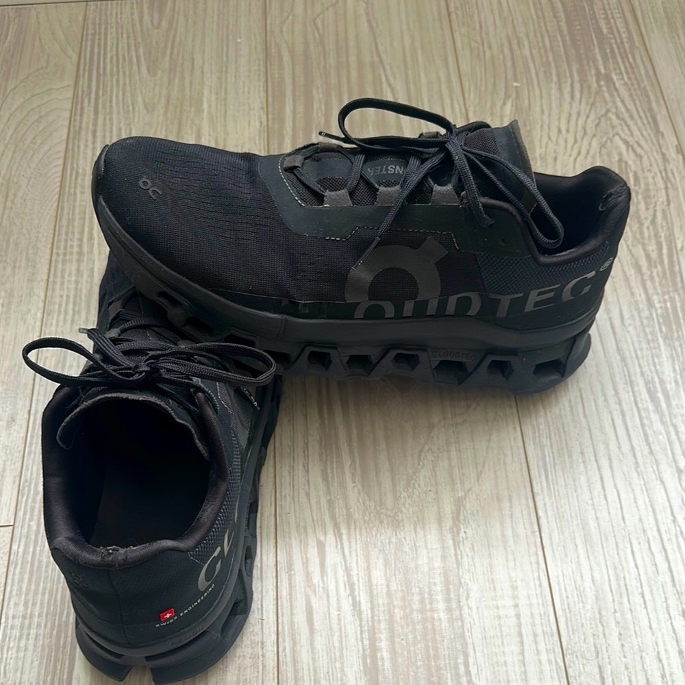 On Men’s Cloudmonster